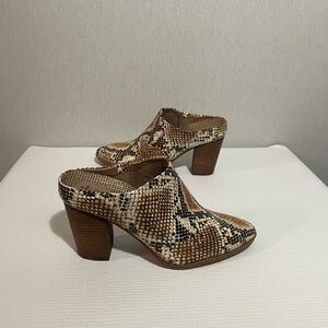 Baretraps Snakeskin Patterned Shoes, size 9.5